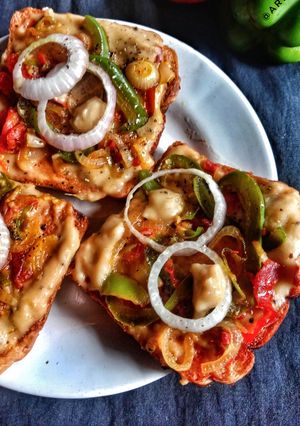 অনিয়ন ক্যাপ্সি পিজ্জা (Onion capsi pizza recipe in bengali) রেসিপির প্রধান ছবি