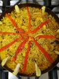 Paella de arroz amarillo y mariscos