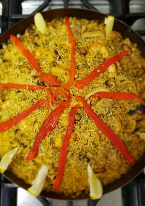 Una foto de Paella de arroz amarillo y mariscos