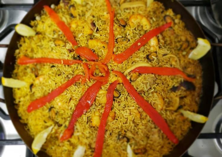 Paella de arroz amarillo y mariscos