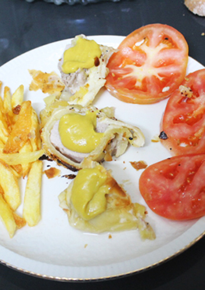 Una foto de Solomillo de cerdo con queso cubierto de hojaldre