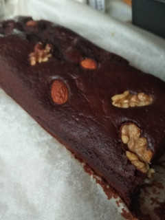 Una foto de Bizcocho de chocolate negro con frutos secos