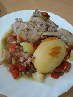 Una foto de Pollo con patatas en la olla exprés a mi manera