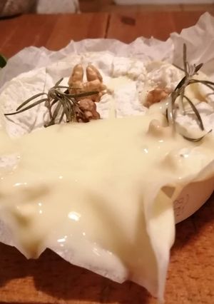 Une photo de Camembert roti au Romarin et cerneaux de noix