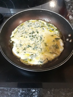 Una foto de Bocata de tortilla con verduras silvestres. Receta de posguerra