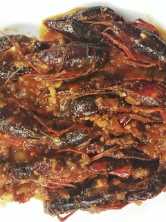 Una foto de Cangrejo de río americano con picada de almendra y verduras
