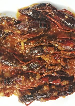 Una foto de Cangrejo de río americano con picada de almendra y verduras
