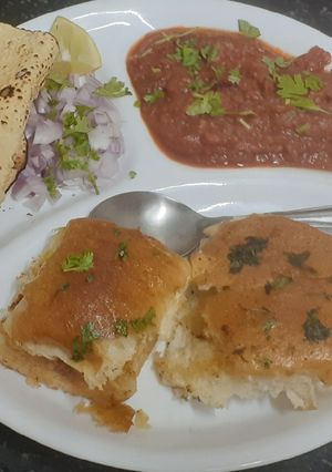 A picture of Pau bhaji, Mumbai 's roadside meal on the go.