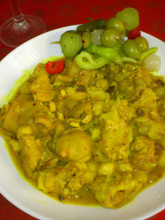 Una foto de Callos con garbanzos acompañados de unas banderillas picantonas