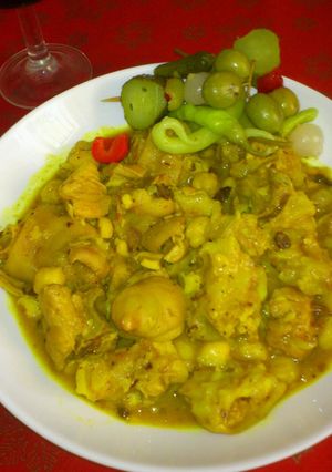 Foto principal de Callos con garbanzos acompañados de unas banderillas picantonas