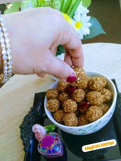 खुसखुशीत तीळ गुळाचे लाडू (til gudache ladoo recipe in marathi) रेसिपी चे मुख्य फोटो