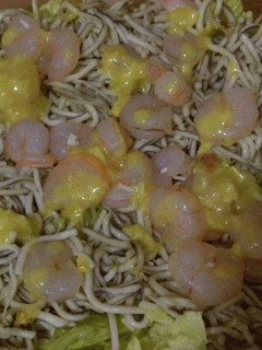 Una foto de Ensalada de gulas y gambas