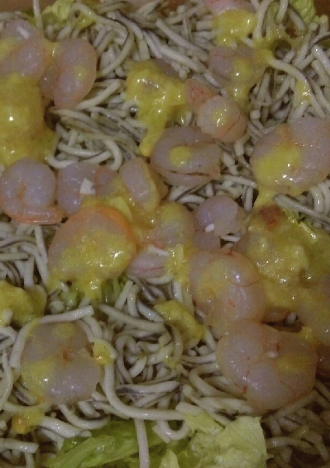 Una foto de Ensalada de gulas y gambas