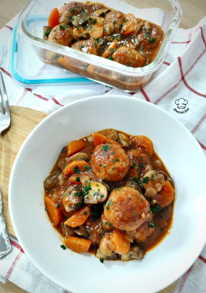 Una foto de Albóndigas de pollo y pavo con verduras