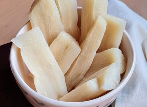 Una foto de Mandioca, yuca, aipim o como la llames, ¿cómo se cocina? ☺️ (para quienes aún le temen a esta deli)