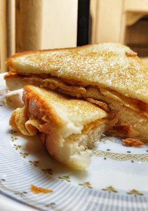 A picture of Omlette sandwich.