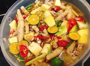 Hình của món Chân gà ngâm xoài sả quất.