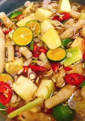 Hình của món Chân gà ngâm xoài sả quất.