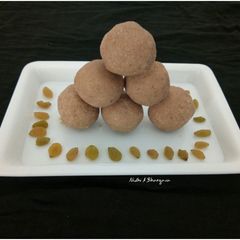 A picture of Wheat flour ladoo.