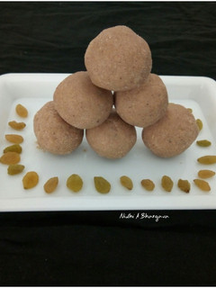 A picture of Wheat flour ladoo.