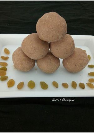 A picture of Wheat flour ladoo.