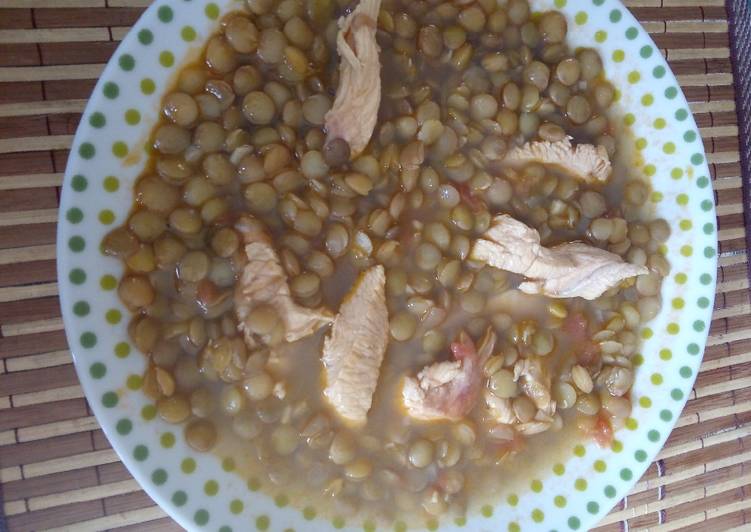 Sopita de lentejas con pollo