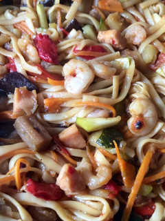 Una foto de Tallarines fritos tres delicias chinos🎋🍜🍤