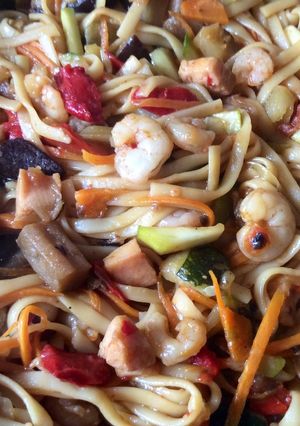 Una foto de Tallarines fritos tres delicias chinos🎋🍜🍤