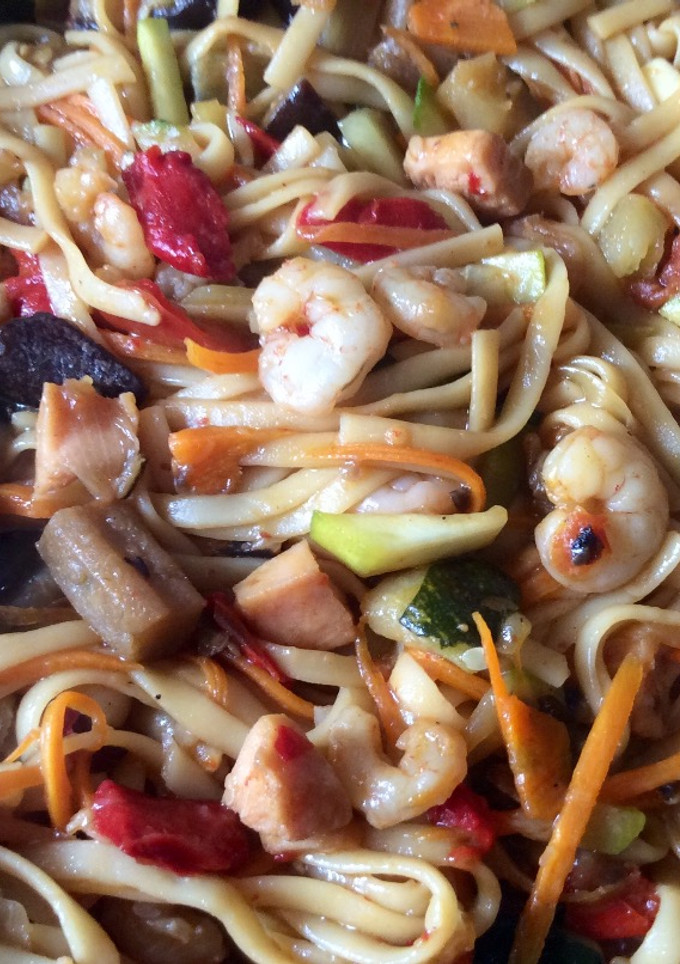 Una foto de Tallarines fritos tres delicias chinos🎋🍜🍤