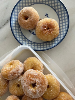 A picture of Mimi's Sugary Donuts.