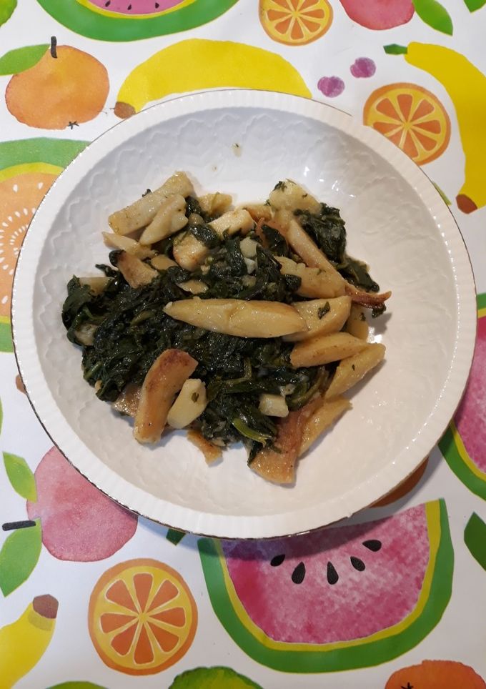 Una foto de Espinacas con patatas fritas