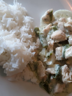 Una foto de Pollo con rajas y crema, facilísimo (con lo que hay)👏🙏🏻
