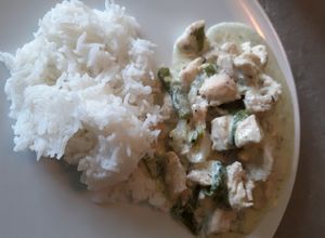 Una foto de Pollo con rajas y crema, facilísimo (con lo que hay)👏🙏🏻