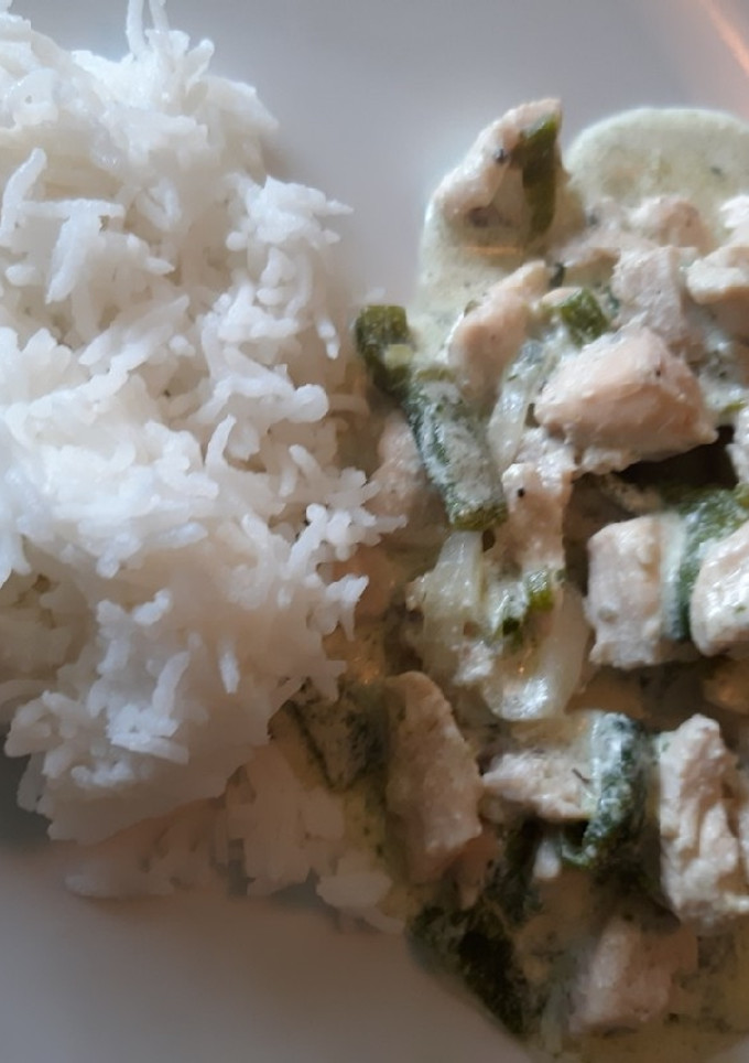 Una foto de Pollo con rajas y crema, facilísimo (con lo que hay)👏🙏🏻