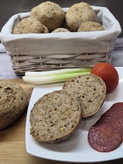 Gluténmentes barna zsemle, magokkal recept fotója