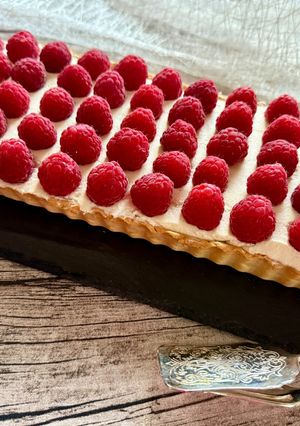 Pisztáciás–málnás fehércsokis tarte recept fotója