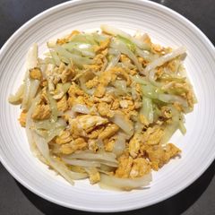 A picture of Scrambled Eggs with Yellow Chives.