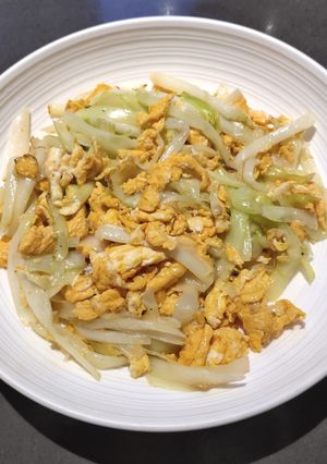A picture of Scrambled Eggs with Yellow Chives.
