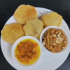 A picture of Sindhi dal Maakhni Puri and Sheera.