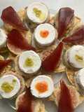 Canapés variados con higos