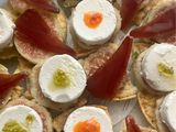 Canapés variados con higos