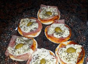 Una foto de Pizzetas de jamón y queso y aceitunas. Grace