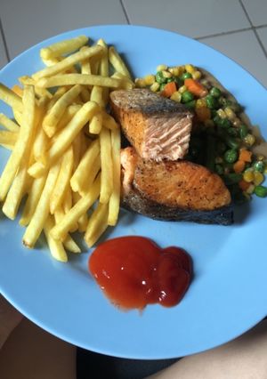 Foto resep Salmon grilled w/french fries and mix vegetables