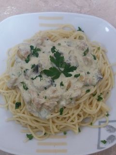 Una foto de Espaguetis con pollo y champiñones