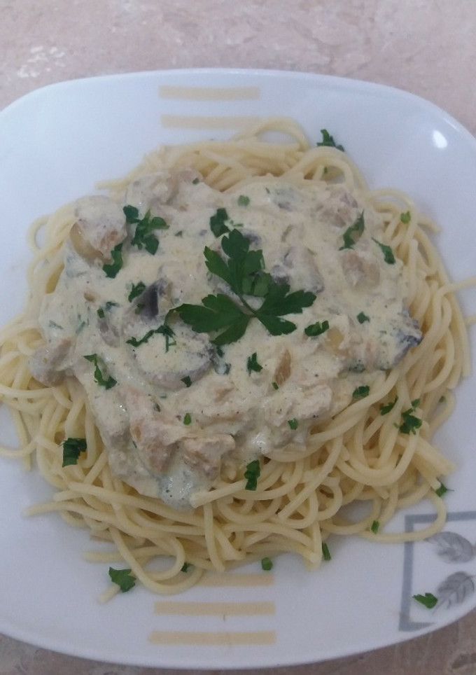 Una foto de Espaguetis con pollo y champiñones