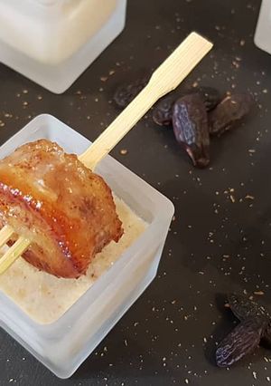 Une photo de Crème à la Fève Tonka accompagnée d'une brochette de banane rôti