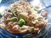 Una foto de spaghetti con brócoli y pollo