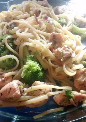 Una foto de Fideos con pollo y brocoli