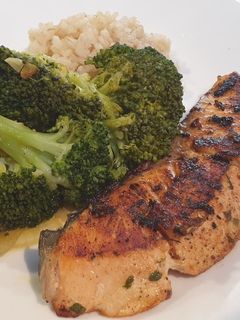 Una foto de Salmón al curry con brócoli salteado