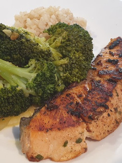 Una foto de Salmón al curry con brócoli salteado